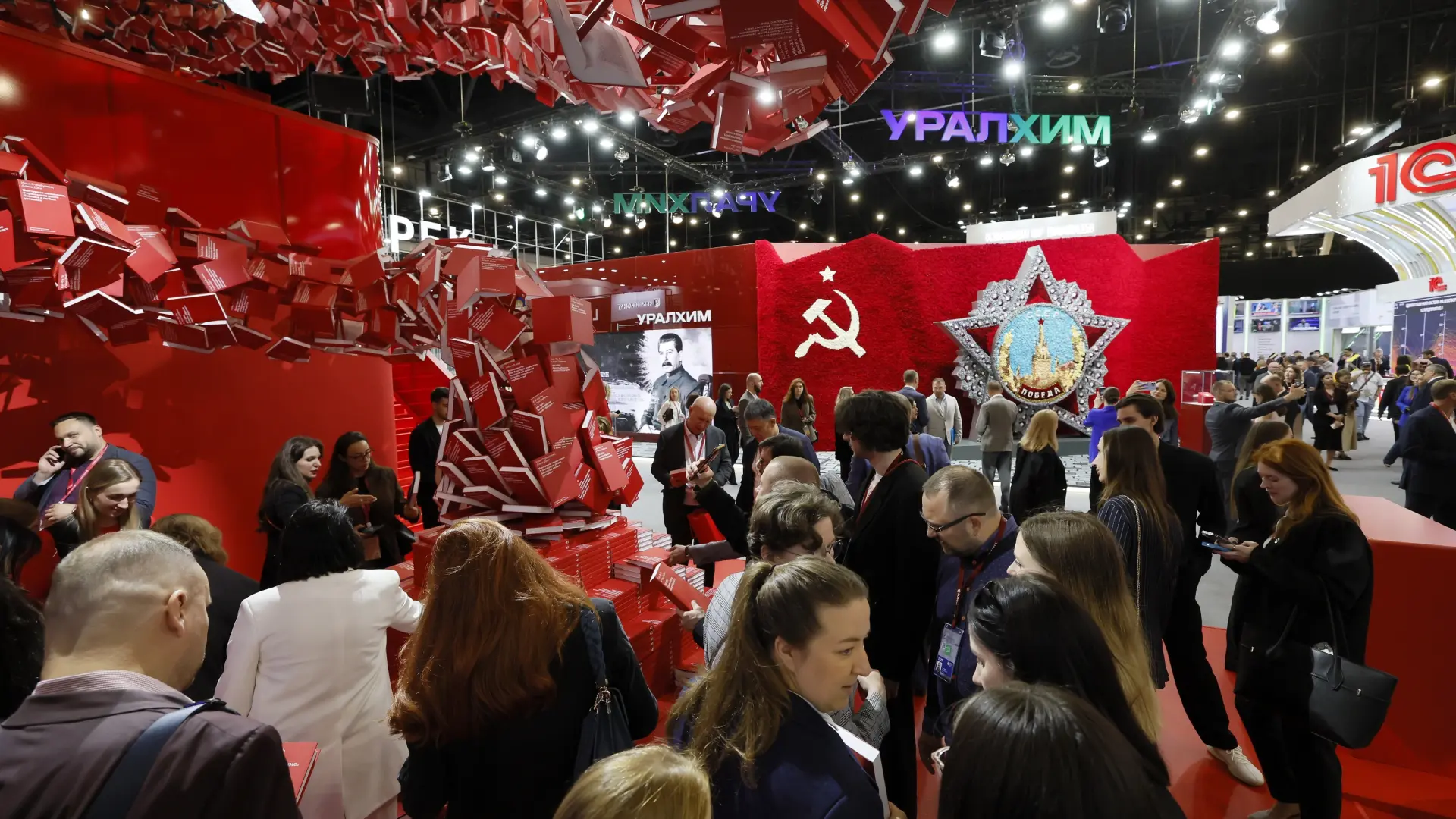 Regalan camisetas con citas de Putin y Lavrov en un foro en San Petersburgo: "Trabajamos todo el día y la suerte la tienen los tontos"