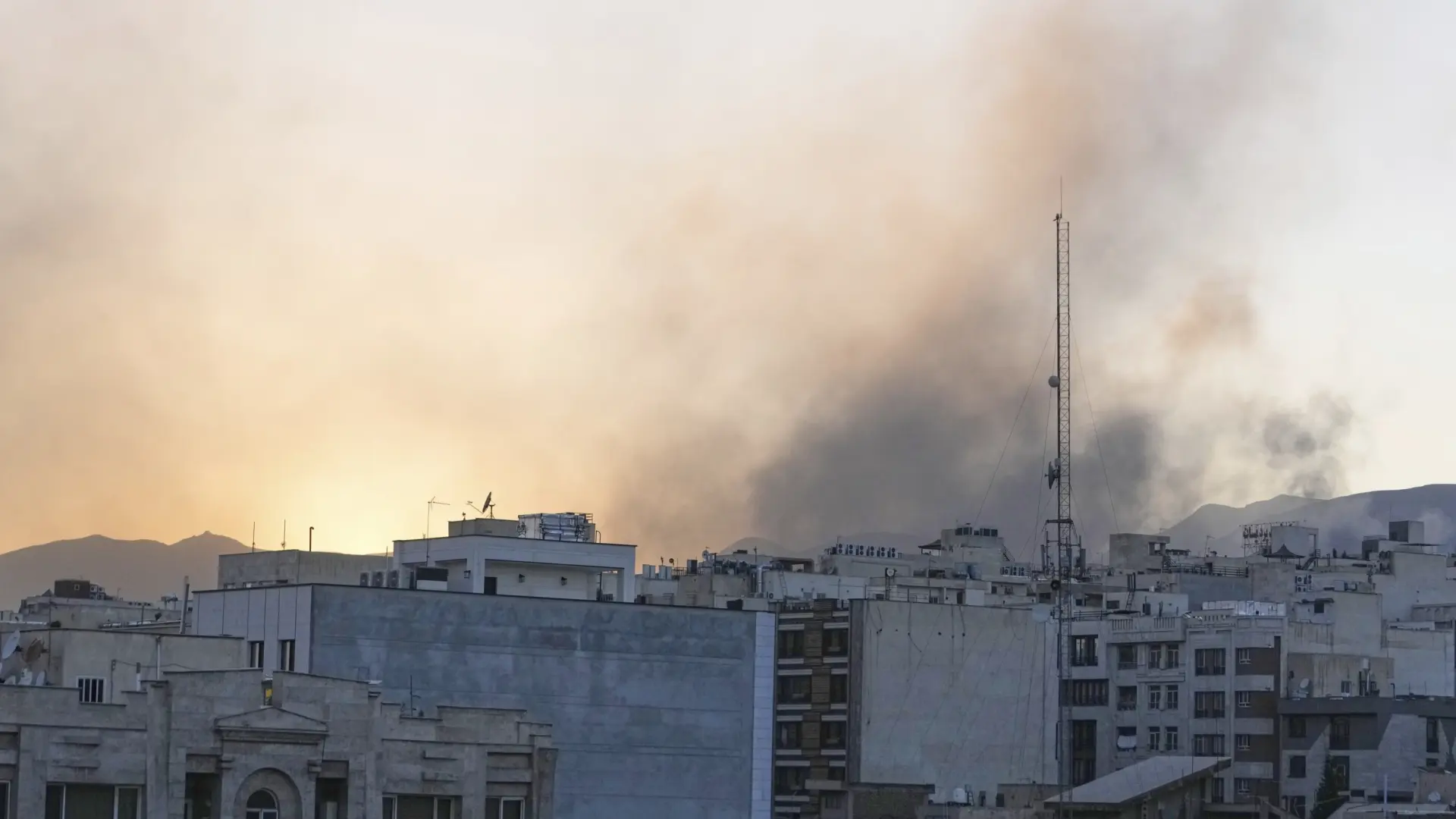 Israel bombardea de nuevo Teherán y emite una orden de evacuación en el oeste del país