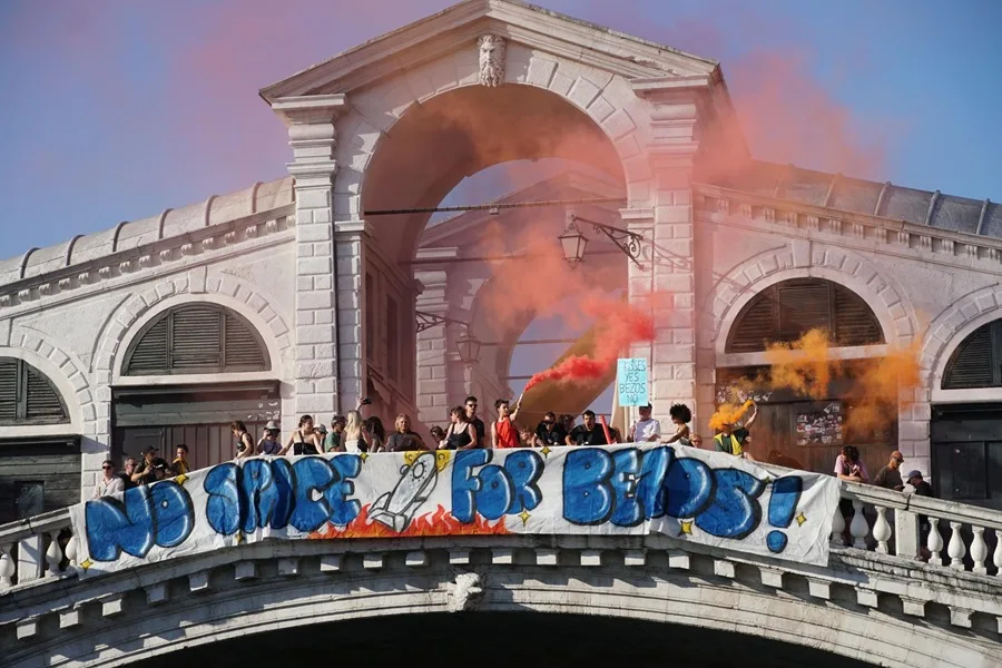 Hay fiestas que terminan con sonrisas: la boda de Jeff Bezos terminó en protestas