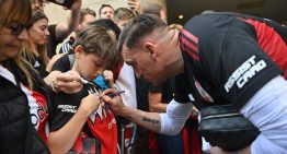River ya no está solo en Seattle: llegó la primera oleada de hinchas y los jugadores recibieron una tonelada de cariño