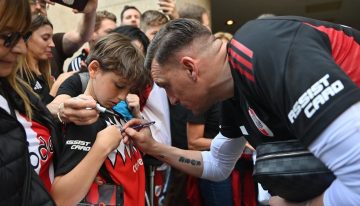 River ya no está solo en Seattle: llegó la primera oleada de hinchas y los jugadores recibieron una tonelada de cariño