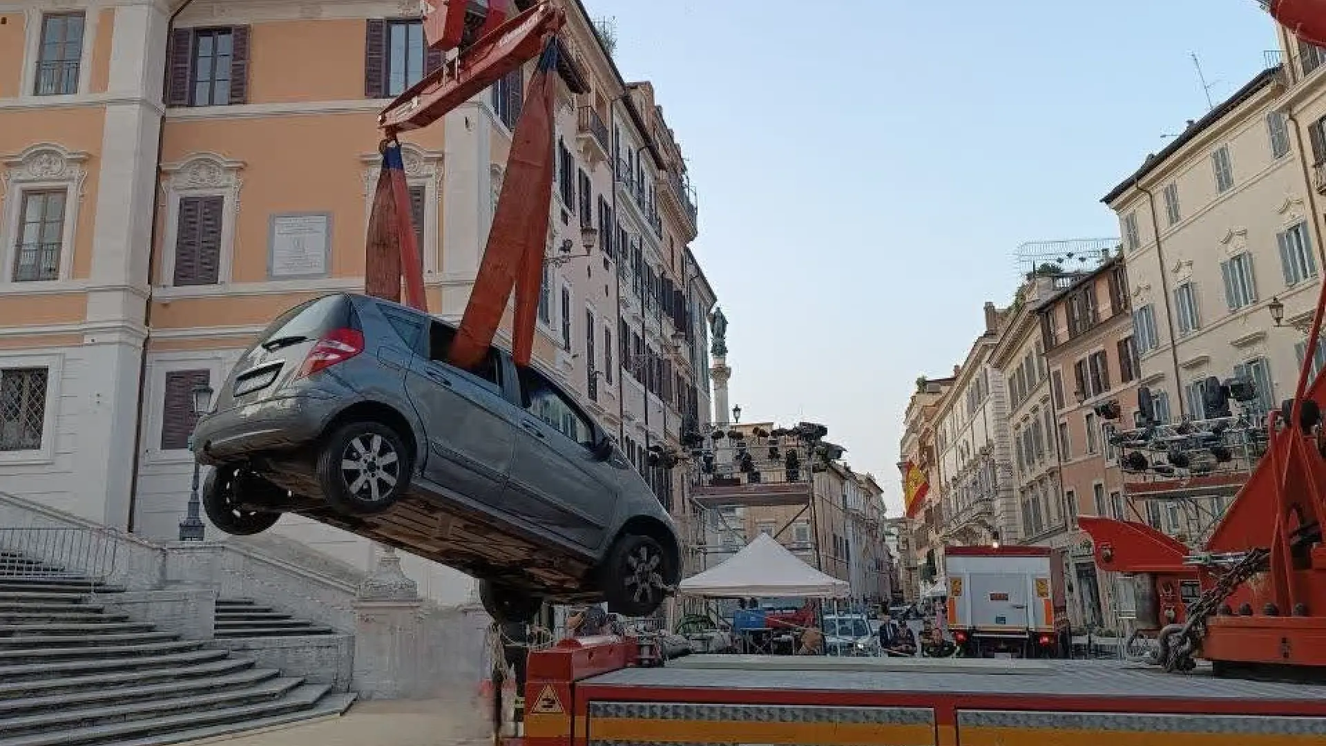 Un anciano baja con su coche la escalinata de la Plaza de España de Roma y obliga a los bomberos a sacarlo con una grúa