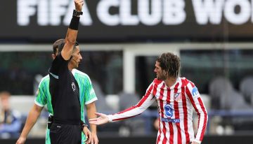 Otro árbitro argentino en el Mundial de Clubes: Falcón Pérez y su «no fault» a viva voz para retractarse tras cobrar un penal que no fue para Atlético de Madrid