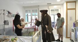 Johnny Depp visitó a pacientes de un hospital infantil vestido de Jack Sparrow