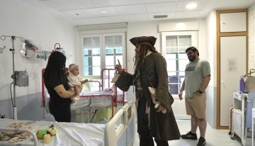 Johnny Depp visitó a pacientes de un hospital infantil vestido de Jack Sparrow