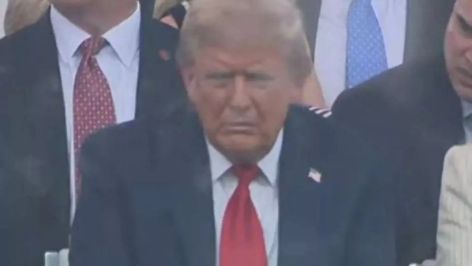 Pillan a Donald Trump durmiéndose durante el desfile militar en Washington el día de su cumpleaños