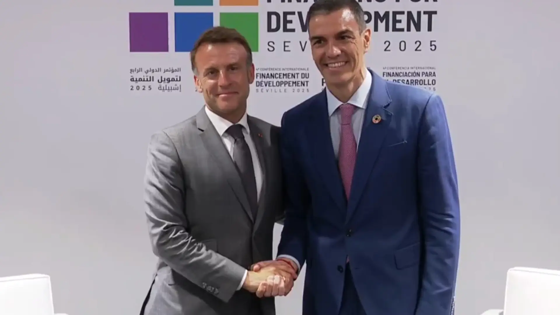 Sánchez se alía con Macron para impulsar una tasa especial a vuelos de clase superior y jets privados