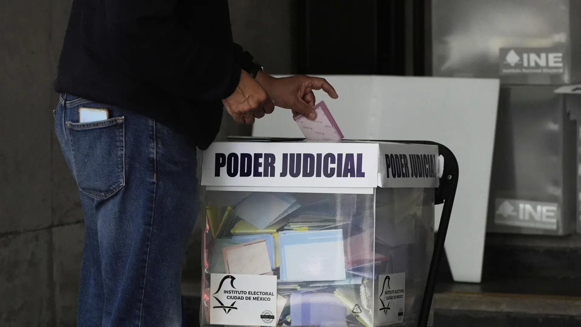 México concluye su inédita elección judicial con expectativa de una baja participación