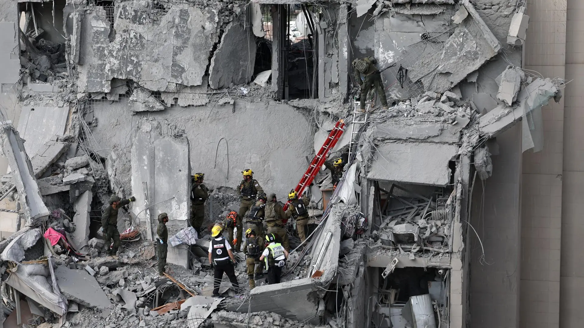 Al menos 13 muertos en ataques cruzados entre Irán e Israel antes de entrar en vigor el alto el fuego