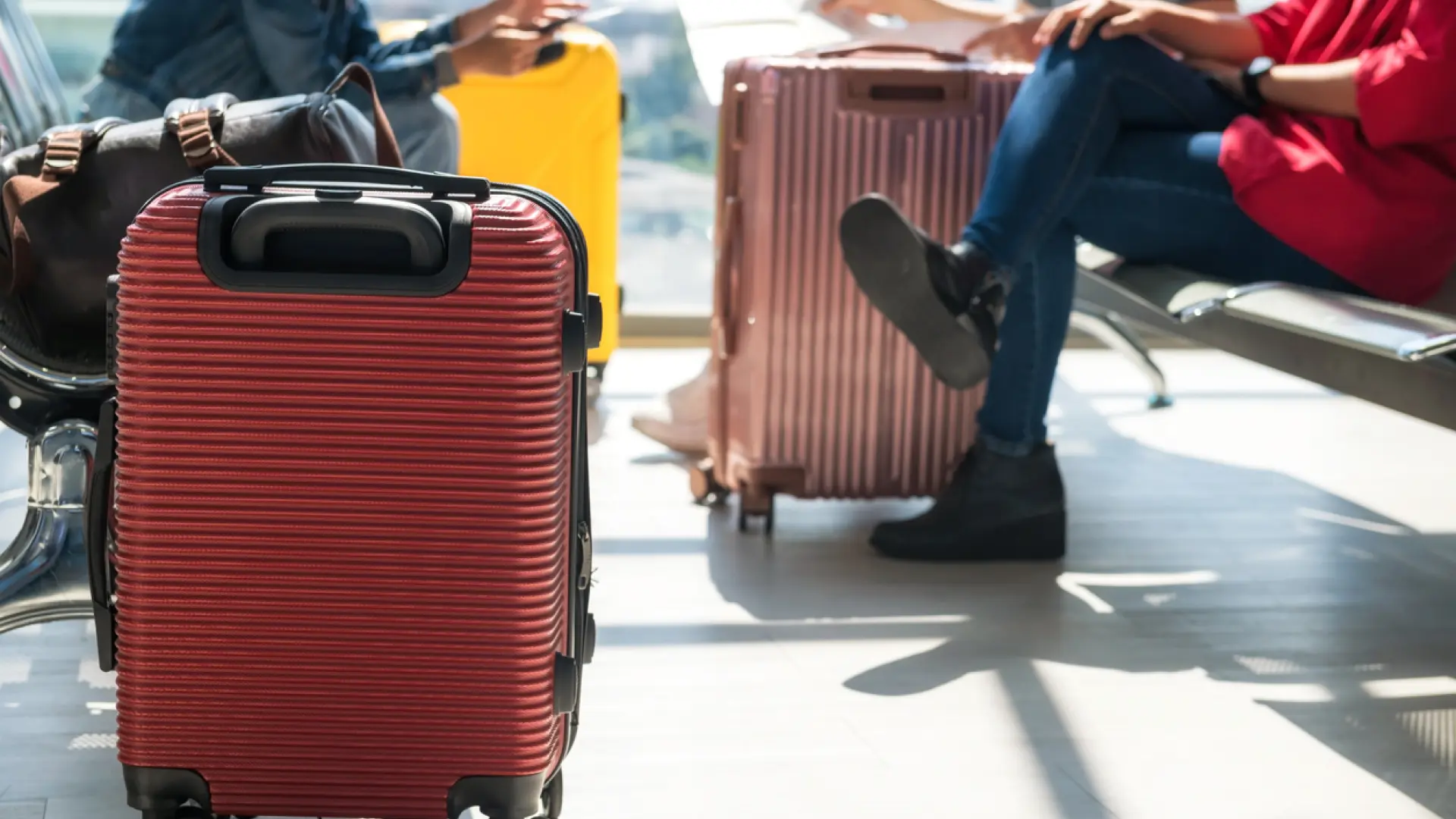 La Eurocámara contradice a los Estados miembros y defiende que se pueda viajar con un bulto y una maleta gratis en cabina