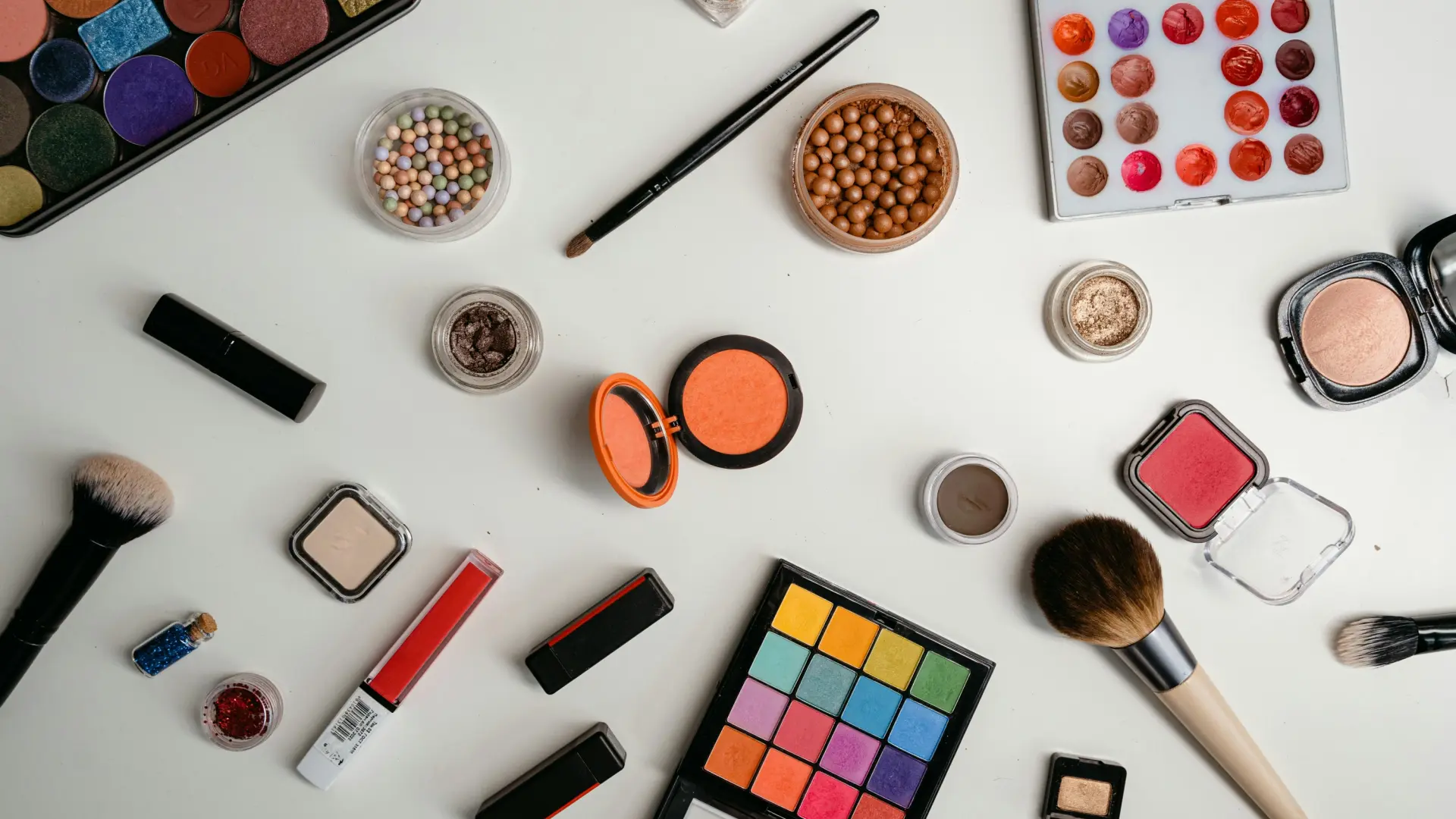 Sanidad informa de la retirada de cuatro marcas de cosméticos por no cumplir la ley