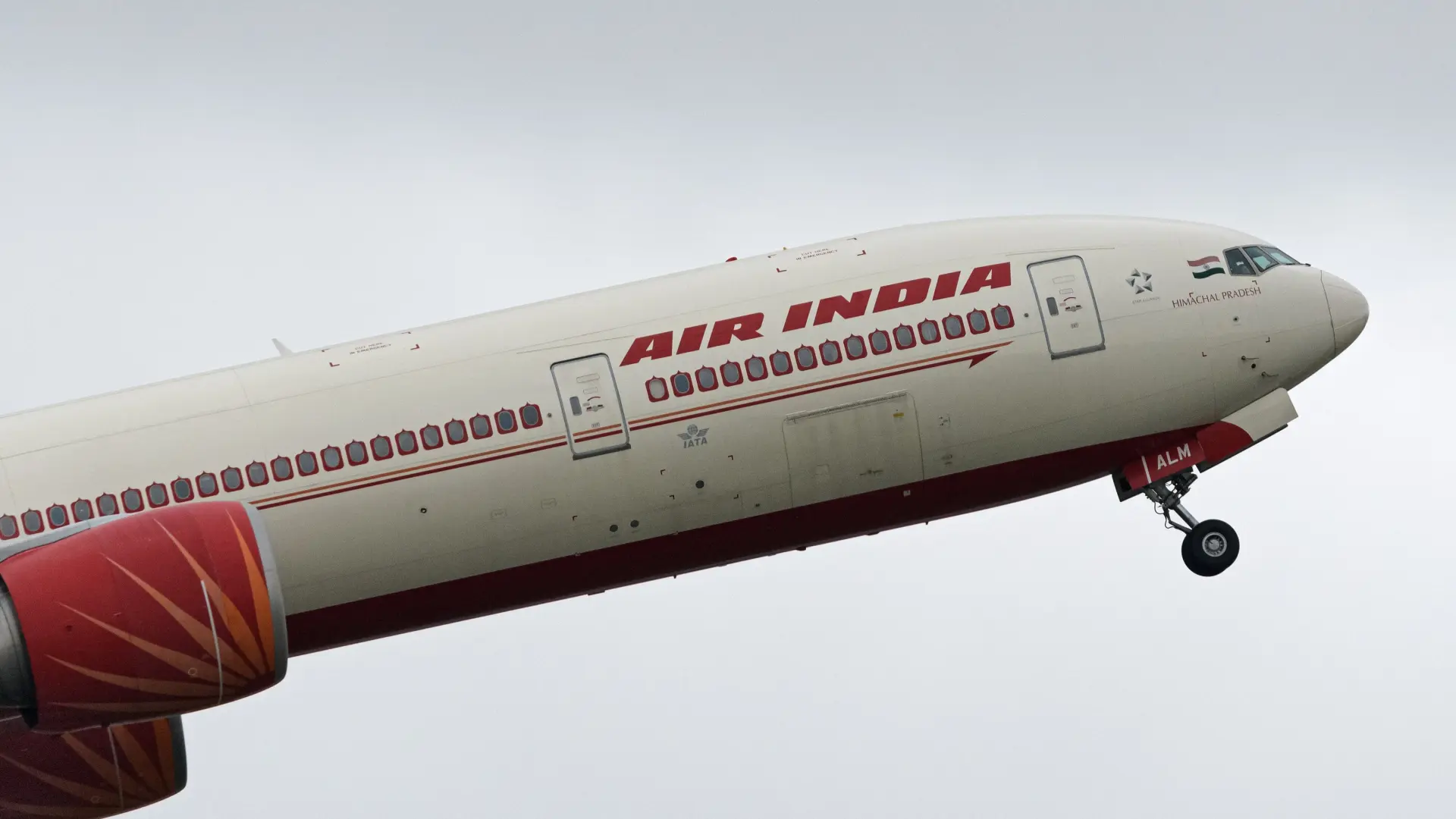 Segundo milagro en el accidente aéreo de Air India: un británico que tenía previsto volar en el avión cambió su vuelo momentos antes