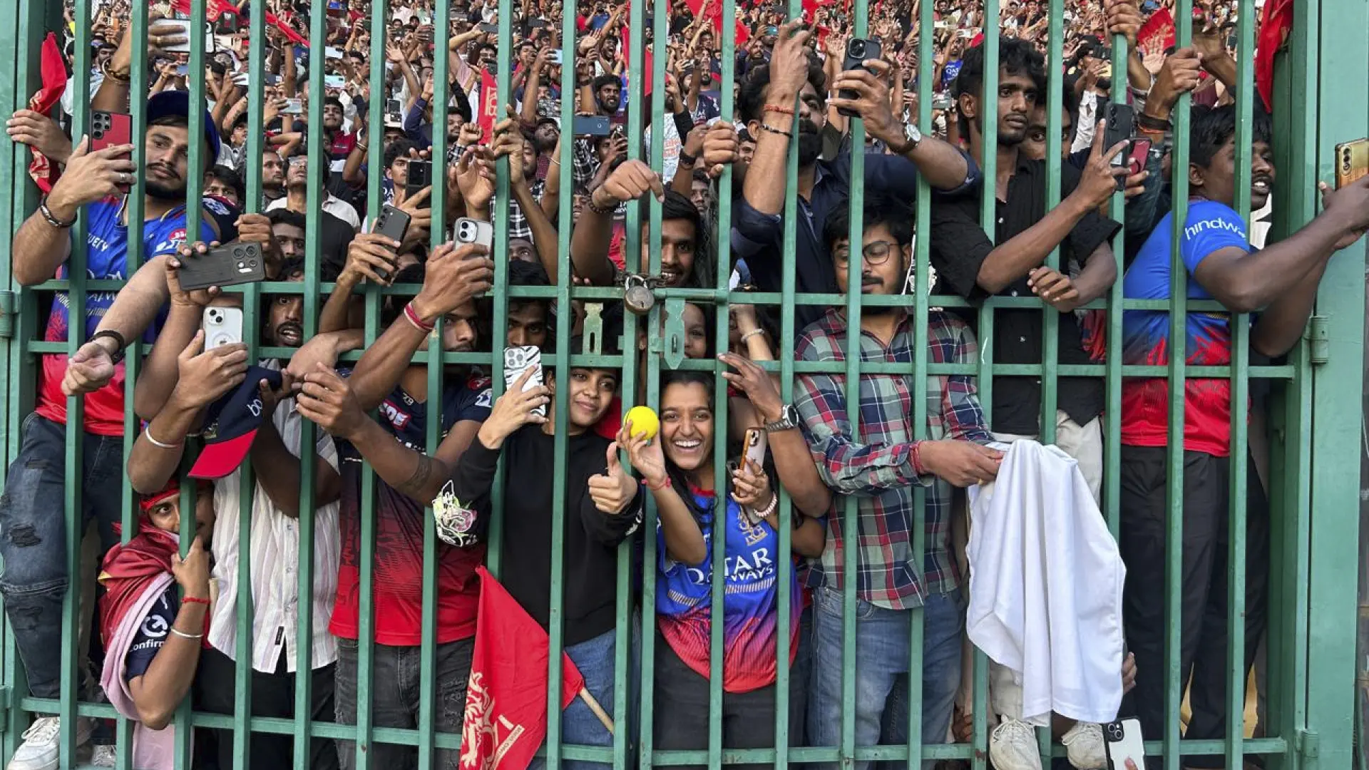 Al menos 11 muertos y decenas de heridos tras una terrible estampida frente a un campo de críquet en la India