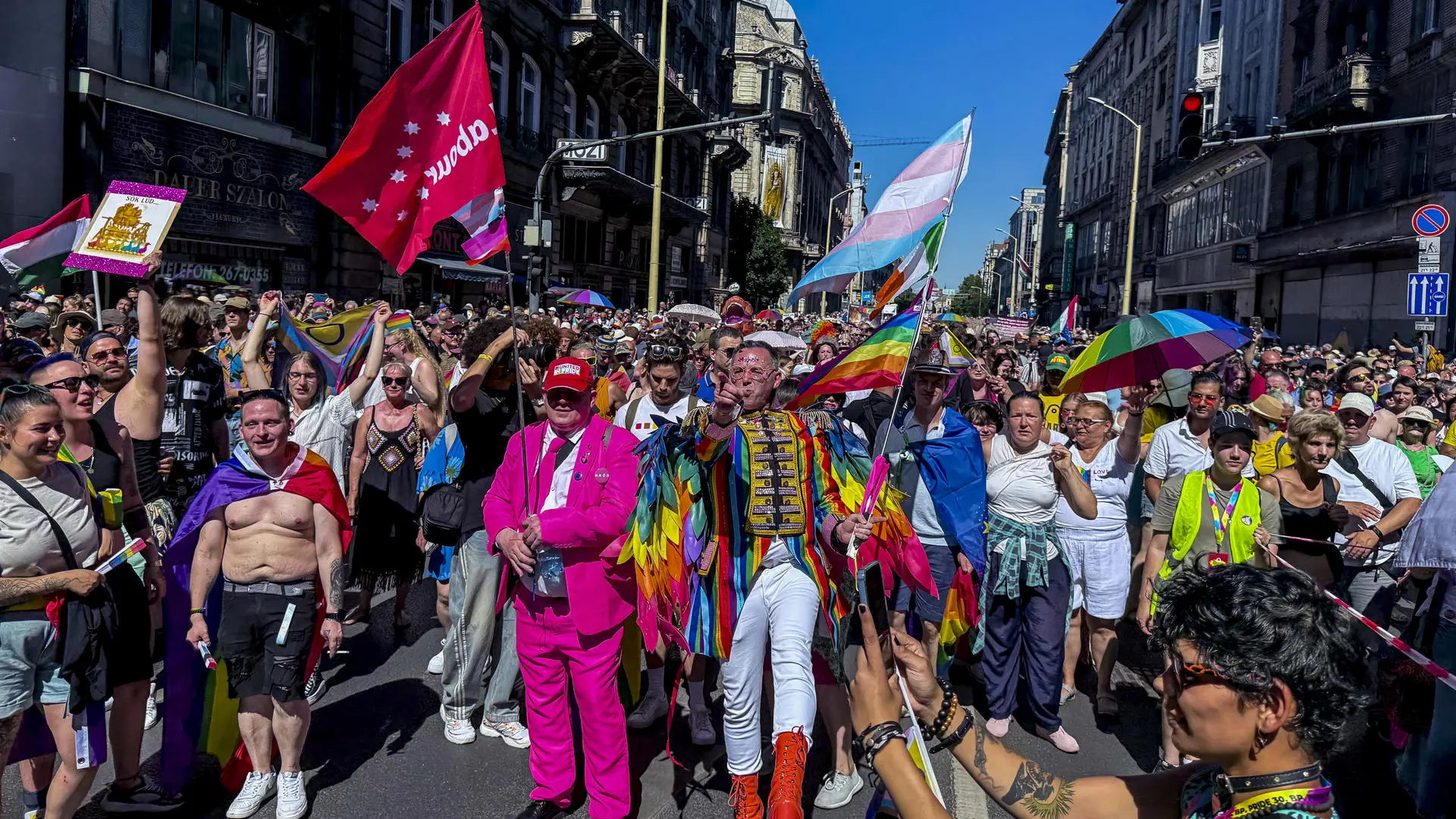 Decenas de miles de personas desafían a Orbán y celebran el Orgullo en Budapest