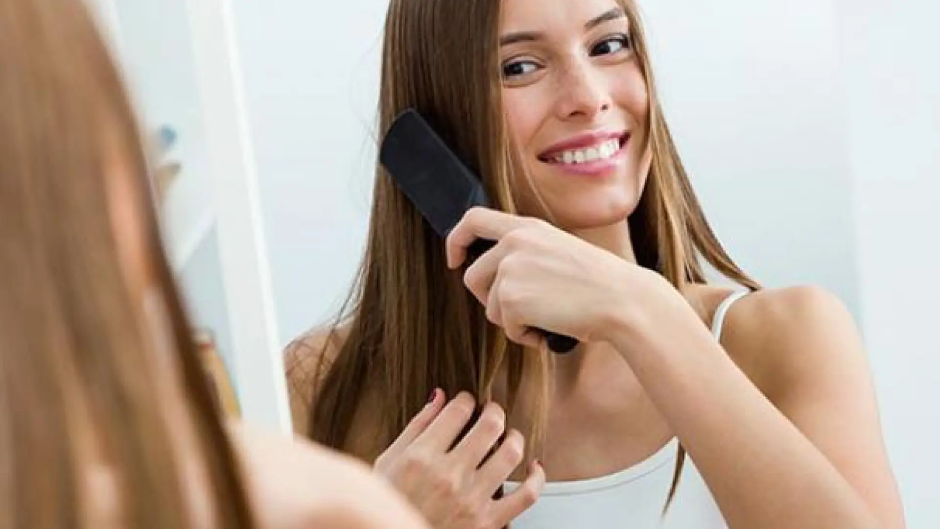 La razón por la que no deberías peinarte el pelo tras salir de la ducha: tiene graves consecuencias según los expertos