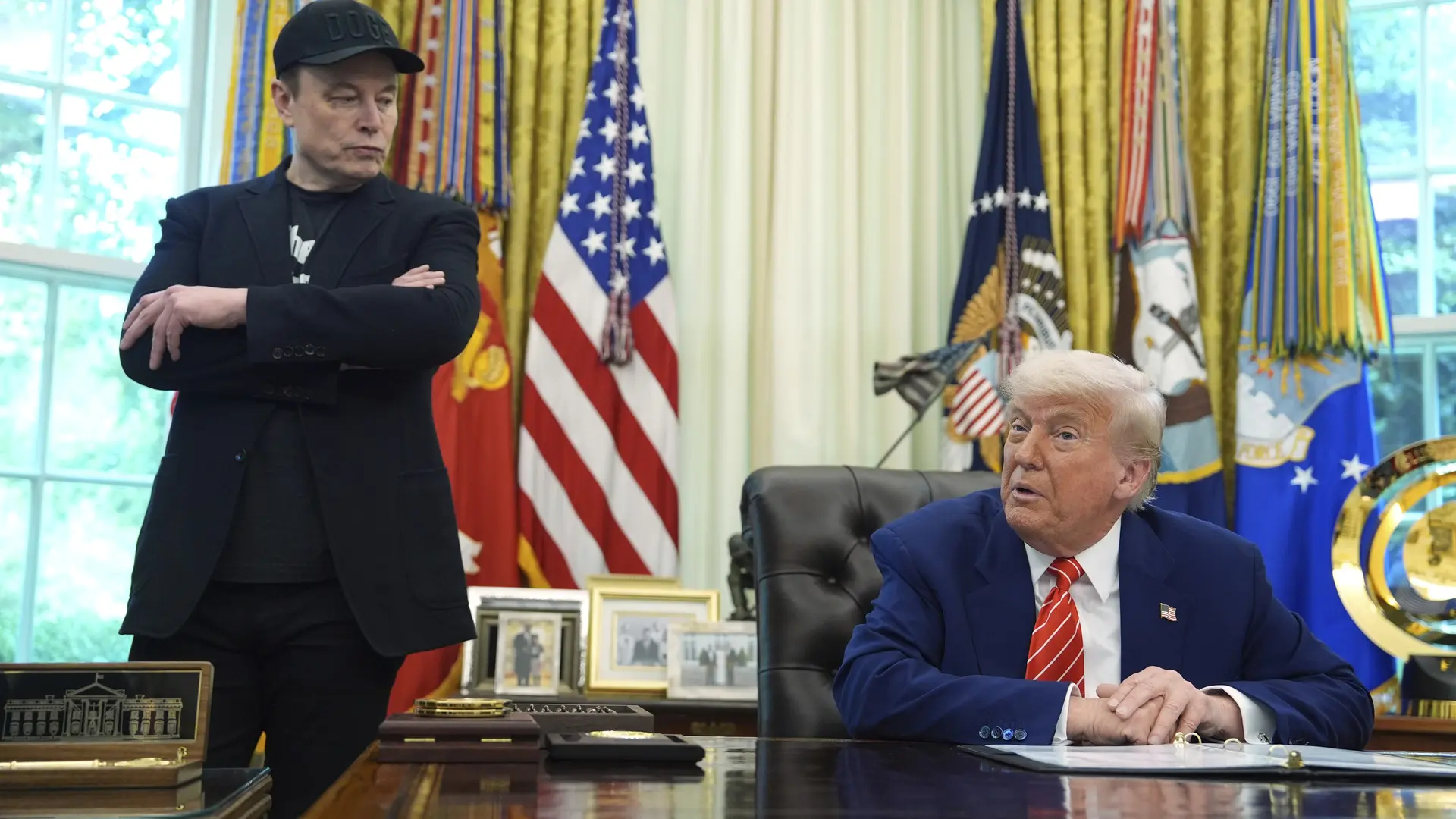Trump da un paso más en su guerra con Musk: dice que "se ha vuelto loco" y estaría pensando en vender el Tesla que le regaló