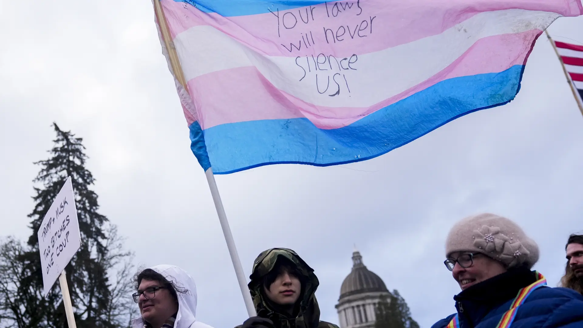 Un juez bloquea parte de las órdenes ejecutivas de Trump contra los programas diversidad y transgénero