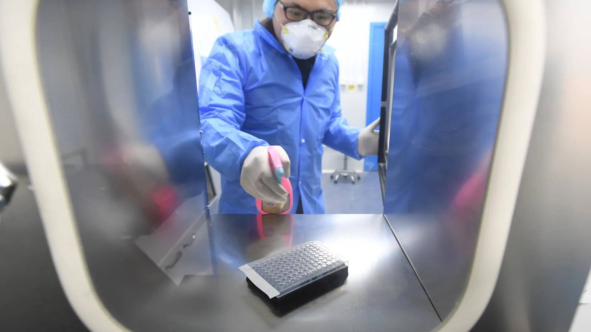 La OMS no descarta que el virus de la covid se originara por una fuga en un laboratorio: "Las cuatro hipótesis siguen sobre la mesa"