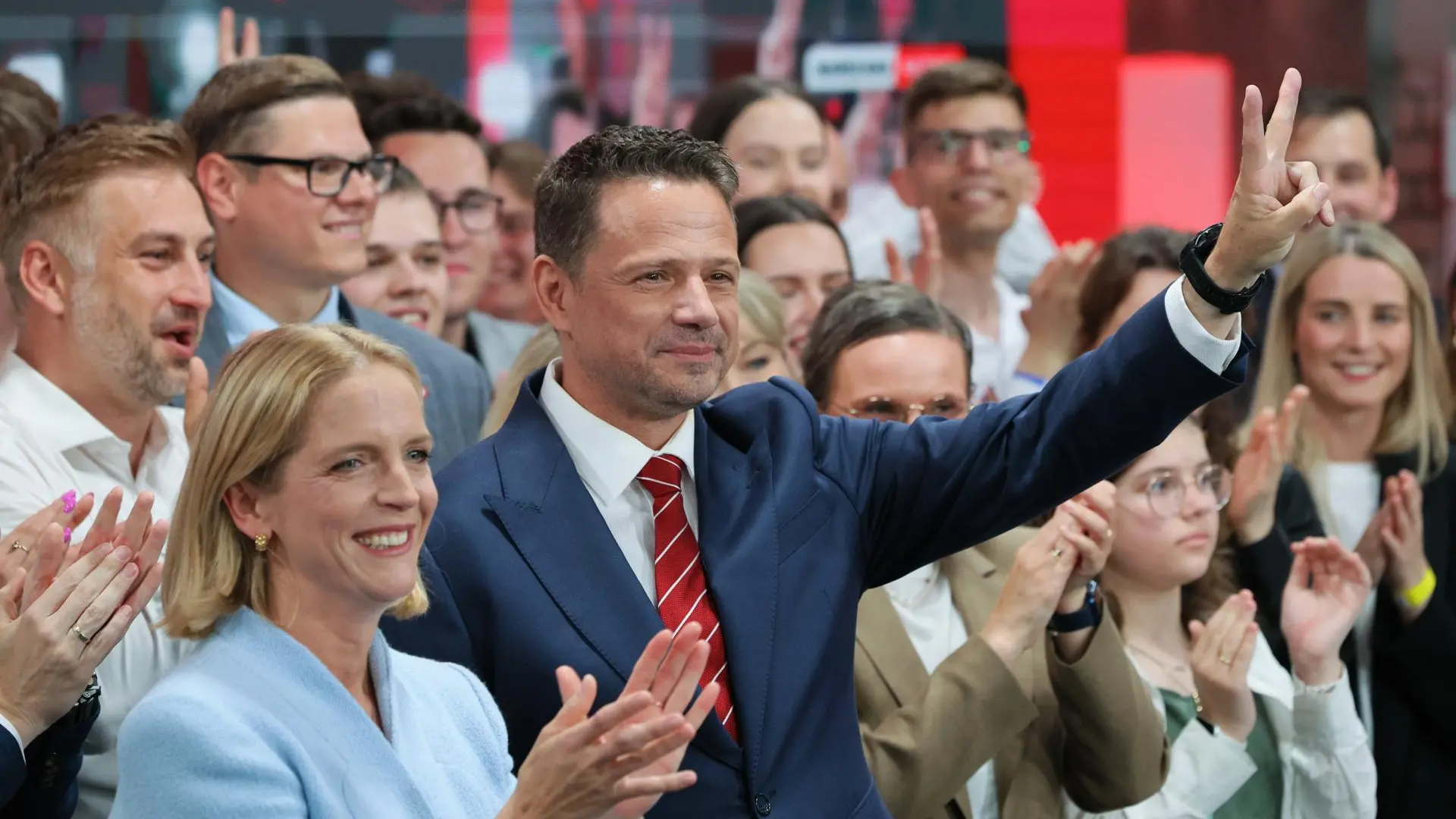 Los sondeos dan una ajustada victoria al europeísta Trzaskowski en las elecciones presidenciales de Polonia