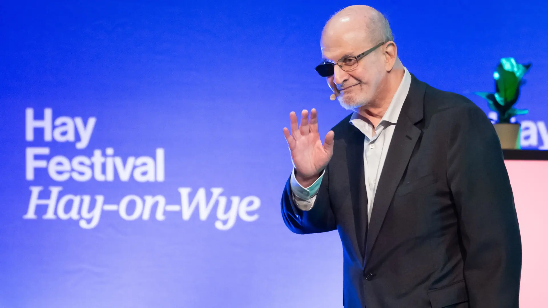 Salman Rushdie reaparece y alerta sobre la cultura de la cancelación: "Hay que confiar en que la gente tome sus propias decisiones"