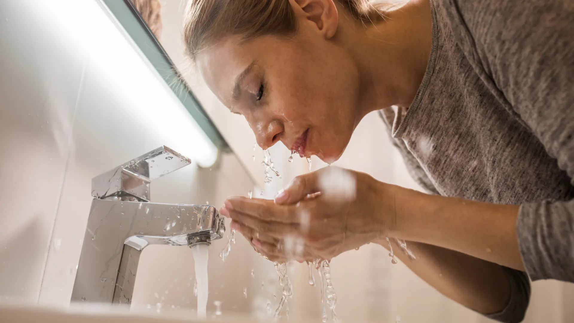 Una mujer muere después de sonarse la nariz con agua contaminada con la 'ameba come cerebros'