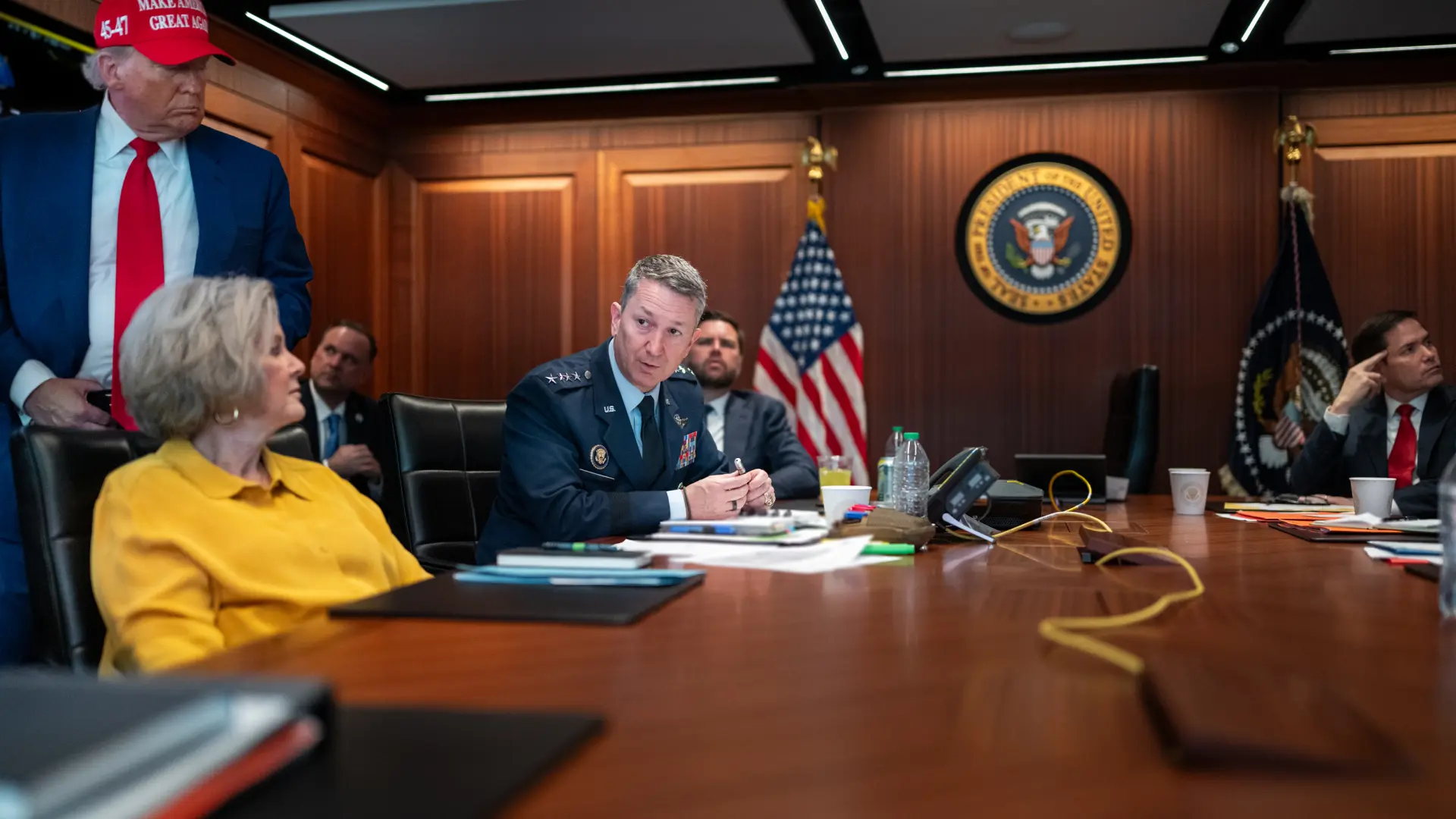 En el interior de la Sala de Crisis con Trump: la Casa Blanca comparte inusuales fotos del lugar donde se siguió el ataque a Irán