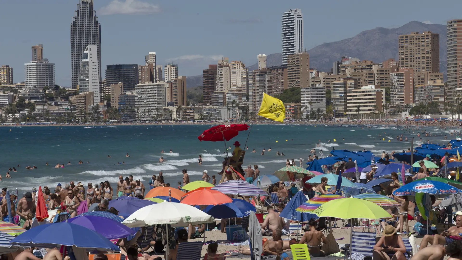 'The Sun' advierte a los turistas británicos de la costumbre que deben evitar en España: se enfrentan a multas de entre 200 y 500 euros