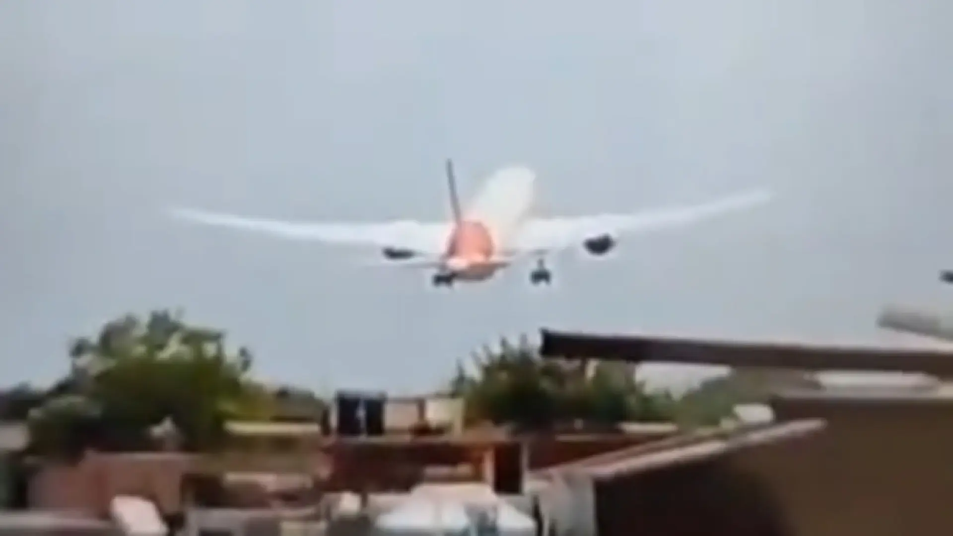 Así ha sido el terrible momento en el que un avión se estrella en la India con 242 pasajeros: "¡Mayday, mayday!"