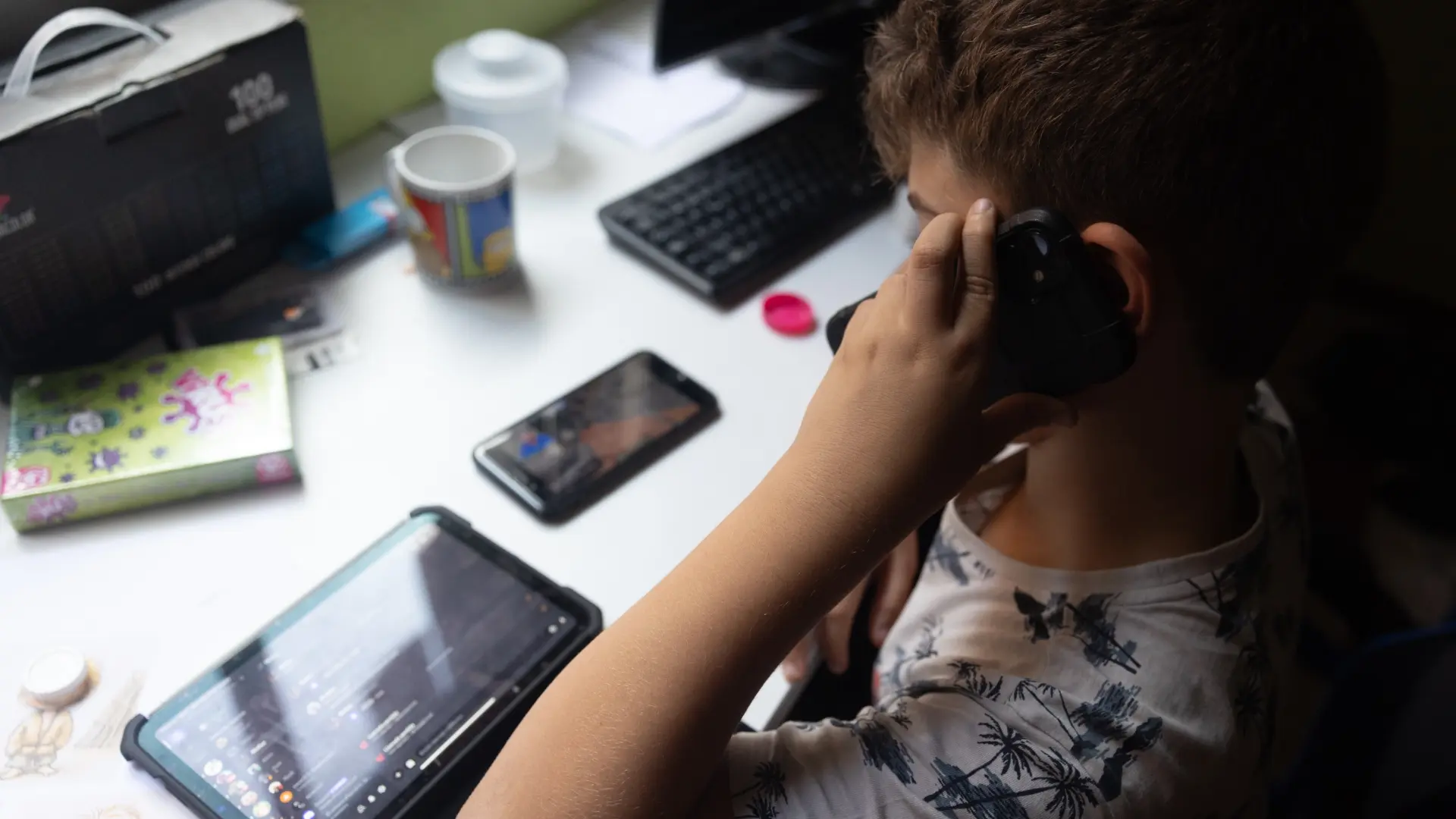 El aviso de un psicólogo si tienes hijos pequeños: "Por el amor de Dios, no les des un iPhone o un iPad"
