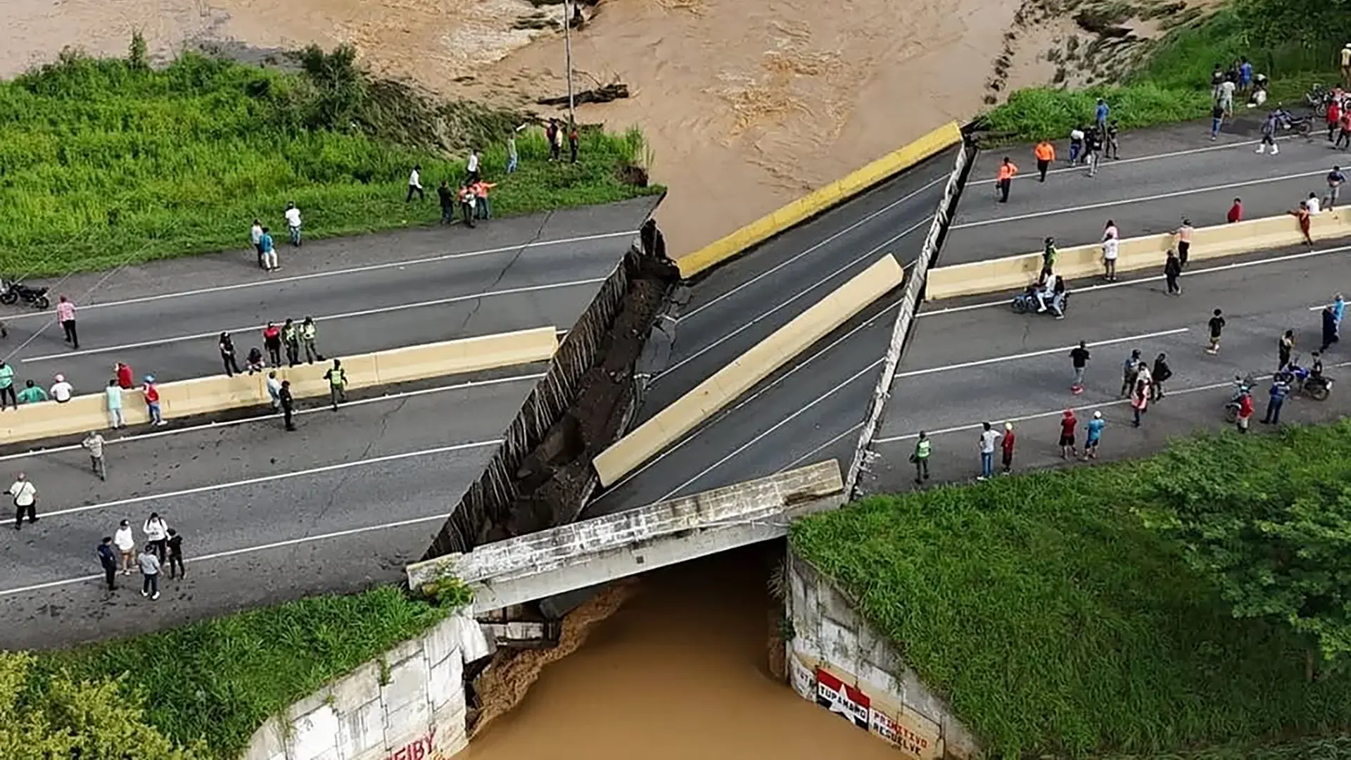Un puente en la principal autopista del oeste de Venezuela colapsa tras las intensas lluvias