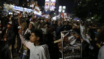 Platense sigue de fiesta: una multitud armó una caravana para recibir al histórico campeón del fútbol argentino