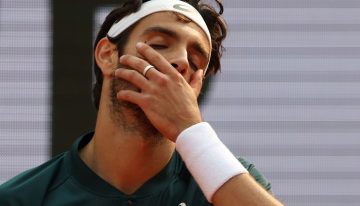 Polémica en Roland Garros: Lorenzo Musetti le pegó un pelotazo a una jueza de línea, zafó de ser descalificado y luego avanzó a semifinales