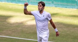 Etcheverry logró un triunfo de peso antes de Wimbledon: reemplazó de emergencia a Musetti y le ganó una exhibición a Tsitsipas