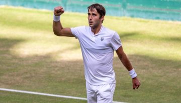 Etcheverry logró un triunfo de peso antes de Wimbledon: reemplazó de emergencia a Musetti y le ganó una exhibición a Tsitsipas