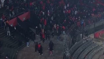 Escándalo en Colón-Mitre: proyectiles de los hinchas, tiros de la policía y los jugadores atrincherados en el medio del campo