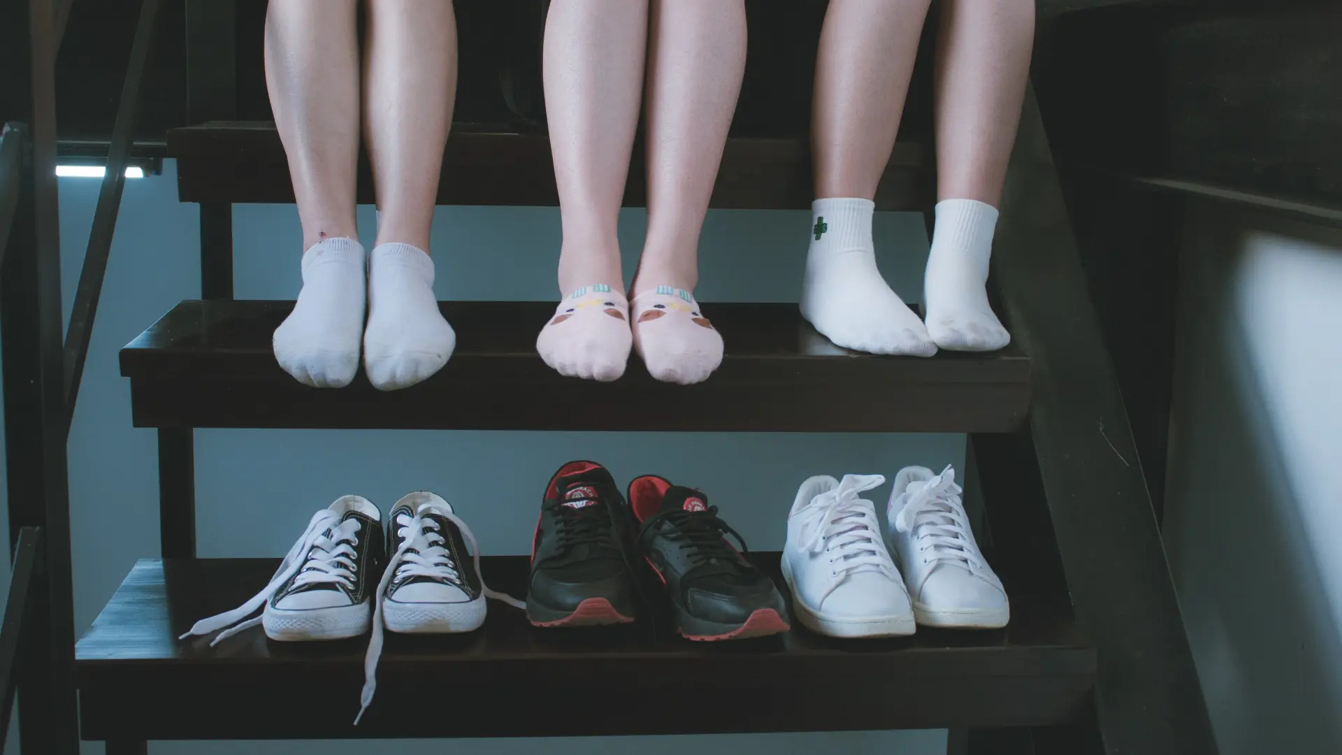 Lo que un médico advierte sobre caminar con los zapatos en casa: "Microplásticos, bacterias, heces, virus, pesticidas, orina…"