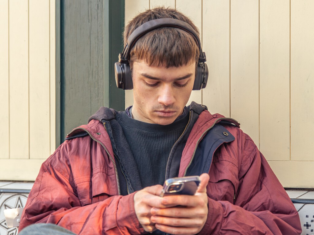 La Generación Z le cuenta a la IA los secretos que no le cuenta a sus amigos. Y eso es un problema (y una oportunidad) para Apple
