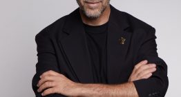 Roberto Siguero, maquillador de Lancôme: «Si tenemos canas, los colores fríos como los rosas y malvas en ojos y labios funcionan mejor que los naranjas o los melocotón»