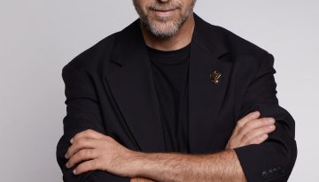 Roberto Siguero, maquillador de Lancôme: «Si tenemos canas, los colores fríos como los rosas y malvas en ojos y labios funcionan mejor que los naranjas o los melocotón»