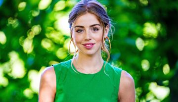 Las alpargatas de cuña más bonitas de Zara las ha llevado Alexia de Holanda con un vestido midi ideal
