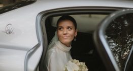 La novia catalana que apostó en su boda por una preciosa capa plisada de estilo minimalista