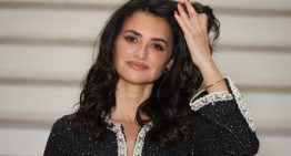 Los 3 colores de uñas que más se están pidiendo en los salones y ya llevan Penélope Cruz, Carlota Casiraghi y Laetitia Casta