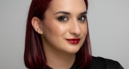Esther Nieto, maquilladora: «Para suavizar las arrugas, aplica bases de maquillaje ligeras e hidratantes, son siempre un acierto para evitar marcar líneas»