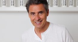 Moncho Moreno, peluquero: «Para controlar el pelo encrespado lo ideal es un buen corte que se adapte a la textura natural de nuestro cabello»