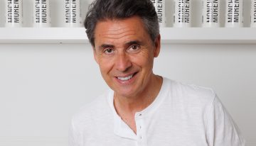 Moncho Moreno, peluquero: «Para controlar el pelo encrespado lo ideal es un buen corte que se adapte a la textura natural de nuestro cabello»