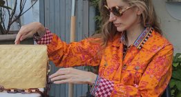 El look de verano más llamativo de Alejandra Domínguez, con un conjunto estampado y un bolso del color tendencia