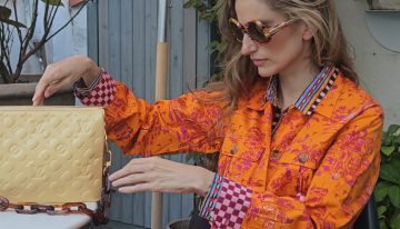 El look de verano más llamativo de Alejandra Domínguez, con un conjunto estampado y un bolso del color tendencia