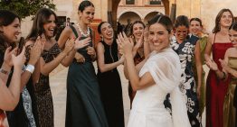 La novia sevillana que deslumbró con su vestido de escote asimétrico