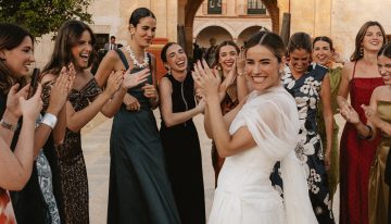 La novia sevillana que deslumbró con su vestido de escote asimétrico