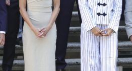 No nos fijamos en el vestido asimétrico de la reina Letizia sino en el preciso conjunto de esta periodista, de una pequeña tienda de Alicante